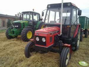 Zetor 7011 i John Deere 6330