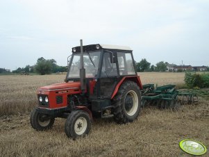 Zetor 7011 z broną talerzową