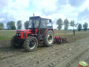 Zetor 7745 z broną talerzową