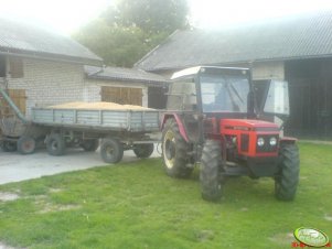 Zetor 7745 z przyczepą przy roładunku.