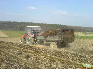 Zetor 7745 z rozrzutnikiem