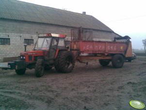 Zetor 7745T z rozrzutnikiem