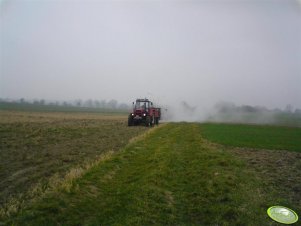 Zetor 8145 z rozrzutnikiem