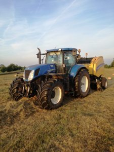 New Holland T7.250 & New Holland Roll Belt 180