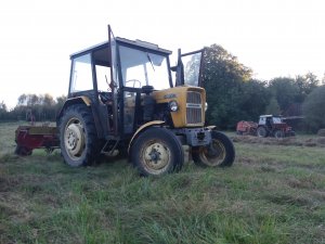 Ursus C-330 w tle zetor 7245