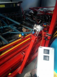 Elektryczne poziomowanie belki opryskiwacza