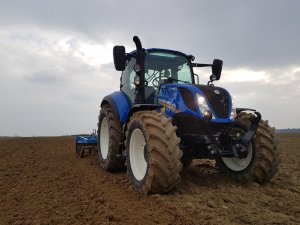 New Holland t5 & Agro LIft