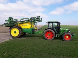 John Deere 5100r i M740i