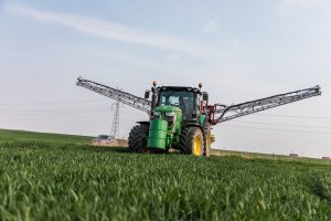 John Deere 6140r - Hardi Master Plus - rozkładamy belkę