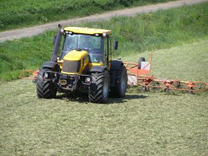 Fastrac JCB 3230 & Przetrząsacz KUHN