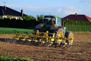 John Deere 6930 & Bednar Row Master