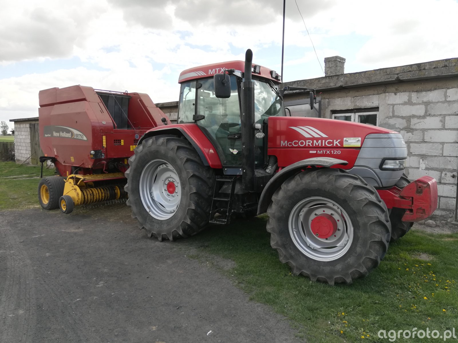 McCormick MTX 120 New Holland BR 750