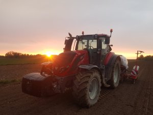 Valtra T 144 i Kuhn Maxima 3 