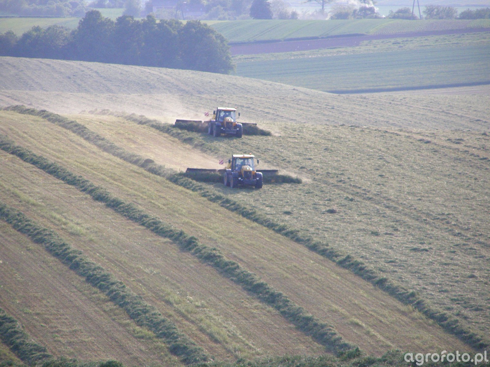 Fotografia traktor Fastrac JCB 3230 & Zgrabiarka z przenośnikiem ...