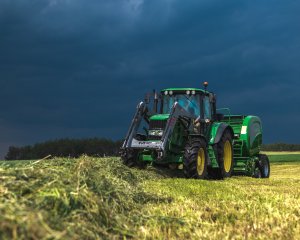 John Deere 6534 Premium + McHale f5500