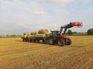 Massey Ferguson 5710 i 3 przyczepy 