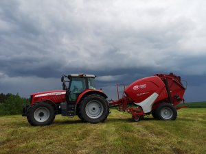 Massey Ferguson 6475 i lely RP445 chwilę przed burzą 