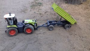 Claas Xerion z przyczepa