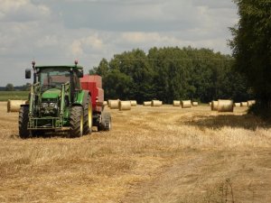 John Deere 5080R i Case IH RB344