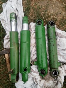 Siłowniki John Deere 3350 vs 3650