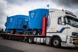 Transport wozów paszowych FXX2400 HD i FX 1300 HD.