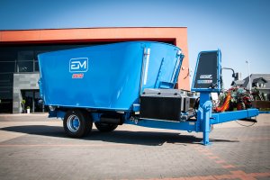 Wóz paszowy RINO FXX1600