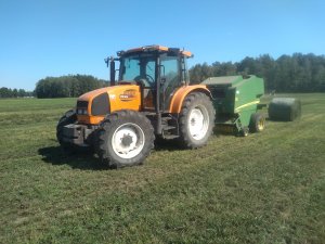 Renault Ares 566 RZ i John Deere 568