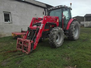 Massey Ferguson z ładowaczem czołowym MX100