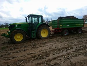 John Deere z pronarem 