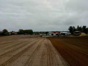 Widok z pola na budynki