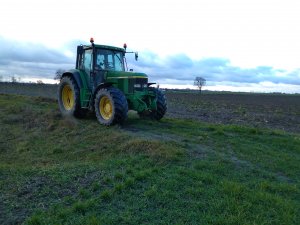 John Deere  6910s