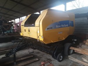 New Holland Br 740a