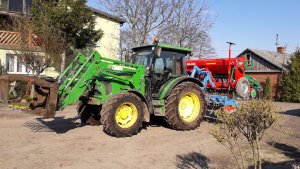 John Deere 5080R i zestaw uprawowo siewny