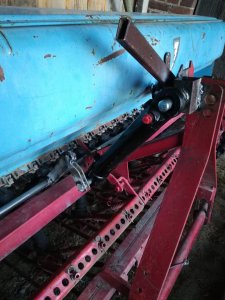 Hydrauliczne sterowanie znacznikami oraz ścieżkami w siewniku isaria