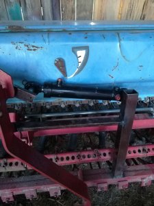 Hydrauliczne sterowanie znacznikami oraz ścieżkami w siewniku isaria