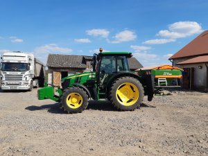 John Deere 5090M i Amazone ZA-V