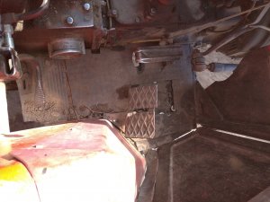 Ursus C-330 - podłoga