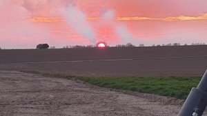 Zachód słońca i płonący w oddali Park Biebrzański 