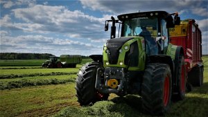 CLAAS AXION 810 & PÖTTINGER JUMBO COMBILINE