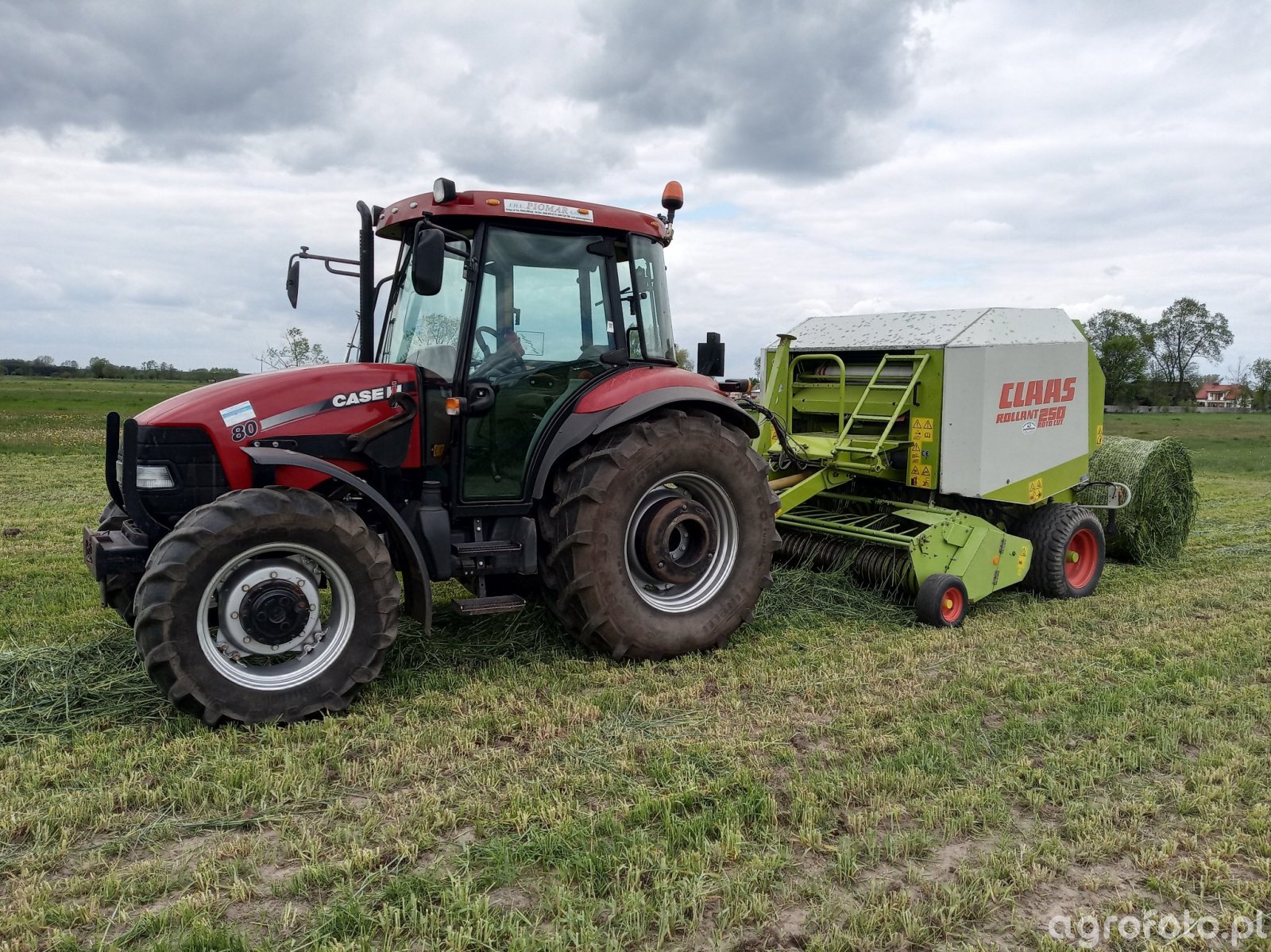 Case JX80 & Claas Rollant 250 RC