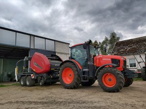 Kubota M135GX-IV + Kverneland 6716 FlexiWrap