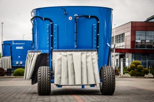 RINO FXS900 HD 9m3 na szerokim ogumieniu