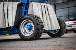 RINO FXS900 HD 9m3 na szerokim ogumieniu