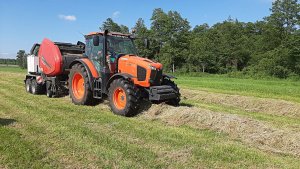 Kubota M135GX-IV + Kverneland 6716 FlexiWrap