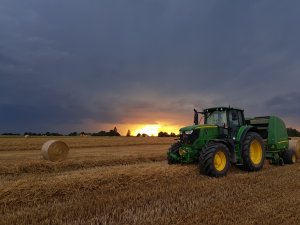 John Deere 6175M + prasa John Deere 854