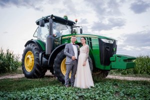 Ciagnikiem nawet do ślubu 😁👰🤵⛪🚜😁