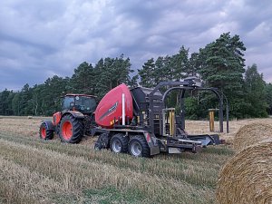 Kubota M135GX-IV + Kverneland 6716 FlexiWrap