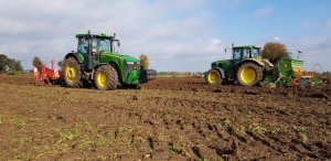 John Deere 8370R & John Deere 6830