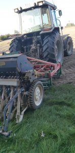 Massey Ferguson 3050 i zestaw uprawowo siewny