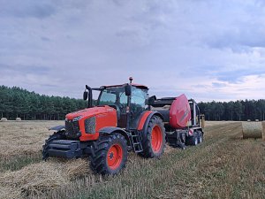 Kubota M135GX-IV + Kverneland 6716 FlexiWrap